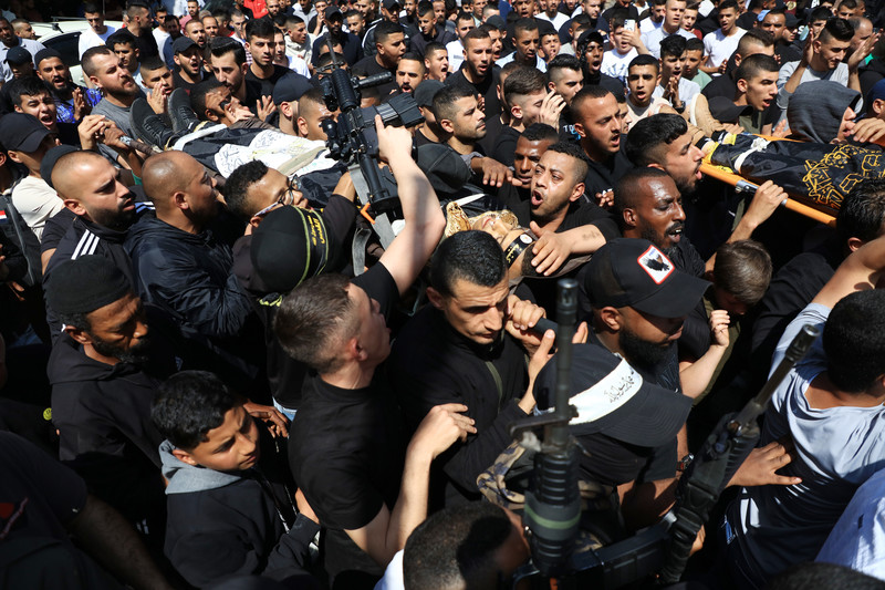 10 mai. Des personnes endeuillées portent les corps d’Ahmad Jamal Assaf, 19 ans, et de Rani Walid Qatanat, 24 ans, lors de leurs funérailles à Jénine, en Cisjordanie occupée.