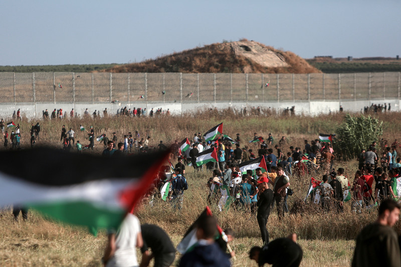 18 mai 2023. À l’est de Gaza, le long de la clôture de la frontière avec Israël, des Palestiniens protestent contre la marche aux drapeaux de la Journée annuelle de Jérusalem