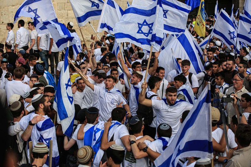 18 mai. Des ultranationalistes religieux massés à l’extérieur de la porte de Damas donnant sur la Vieille Ville de Jérusalem