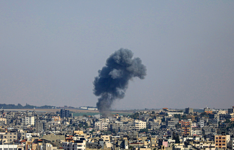 Colonne de fumée suite aux frappes militaires israéliennes sur Gaza ce 10 mai.