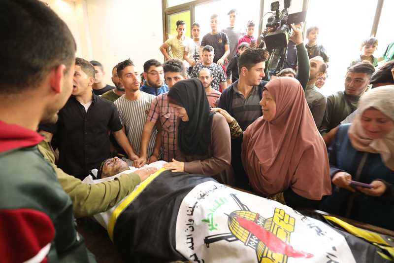 Des personnes en deuil assistent aux funérailles d’Abdelhalim Najjar, 22 ans, tué lors d’une frappe d' Israël à Jabaliya, dans le nord de Gaza