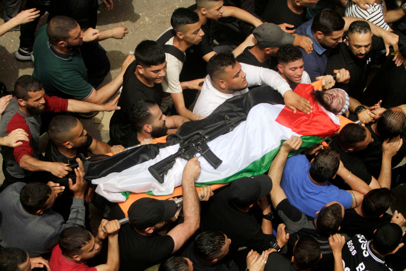 Des personnes endeuillées portent les corps des Palestiniens tués le 22 mai lors d’un raid israélien contre le camp de réfugiés de Balata, dans la périphérie de Naplouse