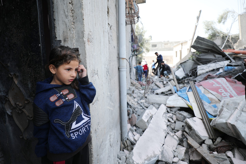 Un enfant se tient près des ruines d’un immeuble frappé cette semaine par Israël à Beit Hanoun, dans le nord de la bande de Gaza. 