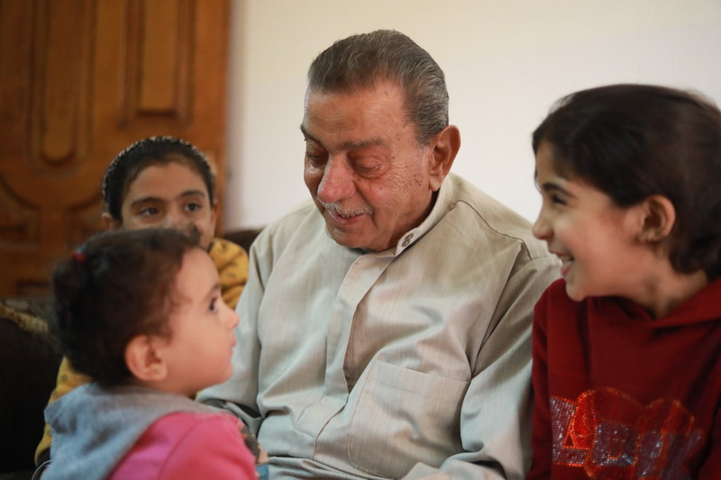 75 ans de Nakba : Hassan al-Deryawi parle à ses petits-enfants de leur maison familiale à Haïfa.