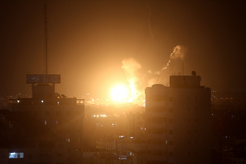 Israël tue des dirigeants du Djihad islamique lors d'un raid surprise sur Gaza : Nuage de fumée suite à une frappe aérienne israélienne contre Gaza, le 2 mai. 