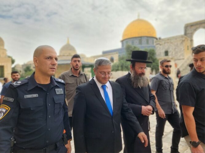 Itamar Ben-Gvir était accompagné d’officiers de la police israélienne lors de sa toute dernière intrusion sur le site de la mosquée al-Aqsa à Jérusalem.