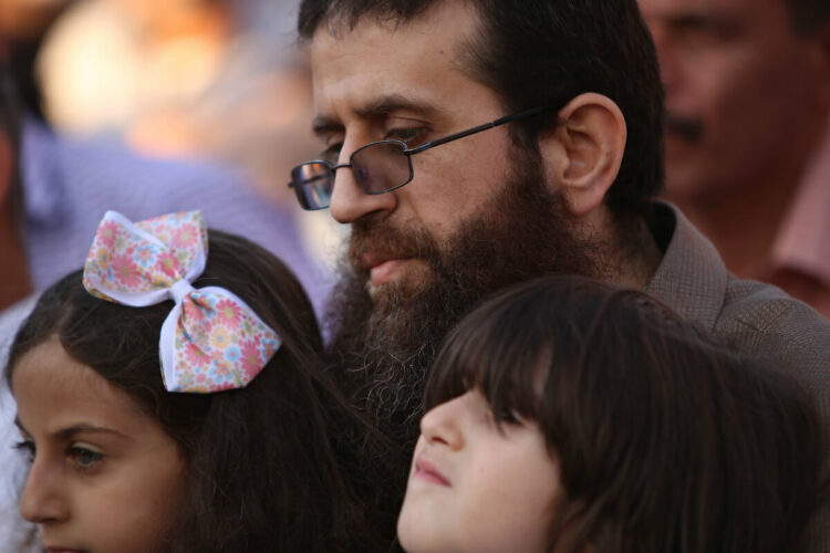 Khader Adnan avec ses enfants au cours d’un rassemblement en son honneur dans la ville de Jénine, à Arrabeh, suite à sa libération des prisons israéliennes, le 12 juillet 2015. Adnan allait mourir plus tard, le 2 mai 2023, en détention en Israël alors qu’il était proche du 90e jour de sa grève de la faim pour protester contre son emprisonnement. 