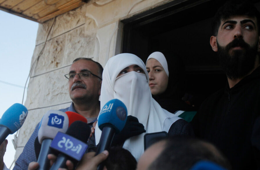 Randa Moussa, l’épouse du martyr palestinien Khader Adnan, prend la parole lors d’une conférence de presse qui a suivi, le 2 mai 2023, l’annonce du décès de son mari en détention en Israël, alors qu’il approchait son 90e jour de grève de la faim. 