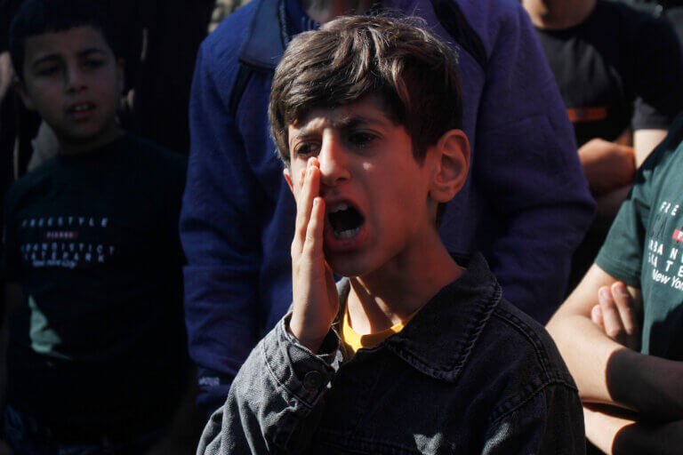 Le fils de Khader Adnan dirigeant des slogans lors d’un rassemblement de protestation à Jénine, le matin même de la mort de son père dans une prison israélienne, le 2 mai 2023, alors qu’il était proche du 90e jour de sa grève de la faim. 