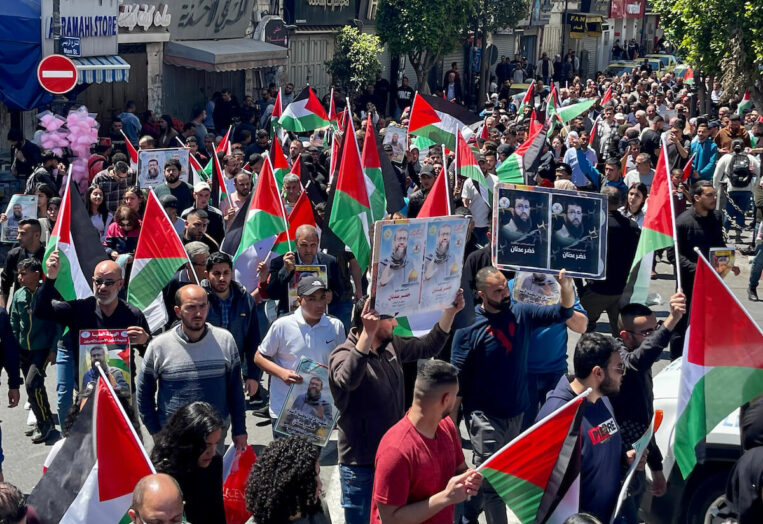 Des Palestiniens participent à un rassemblement de protestation place al-Manarah, à la ville basse de Ramallah, suite au décès de Khader Adnan 