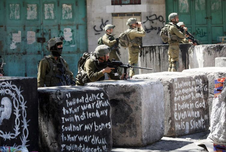 À Hébron, les forces israéliennes tirent sur les jeunes Palestiniens qui manifestent suite à l’annonce de la mort de Khader Adnan 
