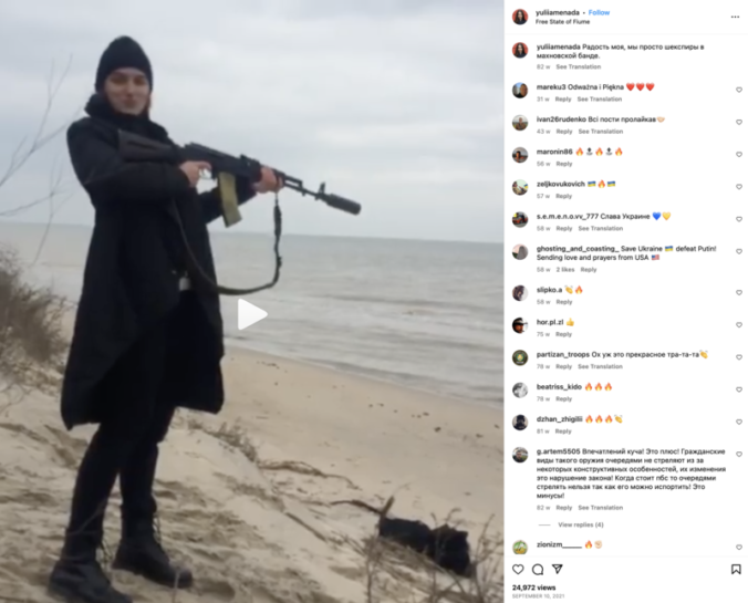 L’activiste d’Azov Yulia Fedosiuk tirant au fusil dans une vidéo datée de septembre 2021. 