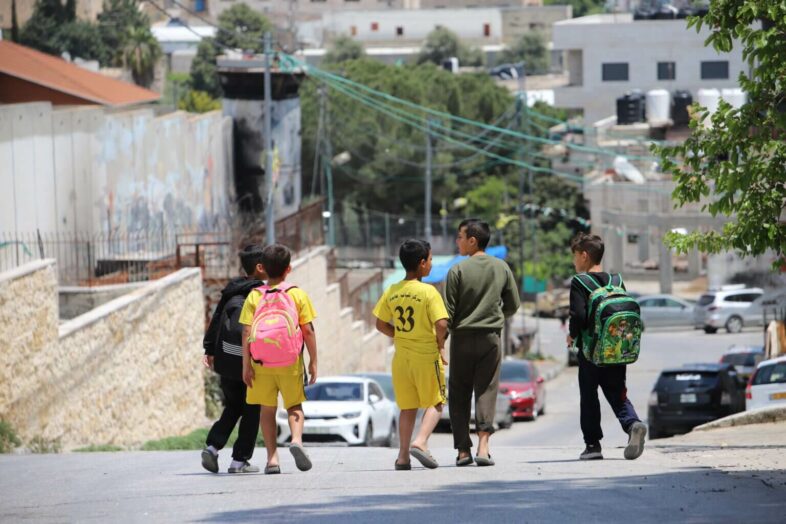 Un groupe de gamins de retour de l’école, près du mur de l’apartheid israélien qui longe le camp de réfugiés d’Aida. (Photo : Malik Hamamra / Mondoweiss) Camp de réfugiés d’Aida, Cisjordanie occupée, mai 2023. 