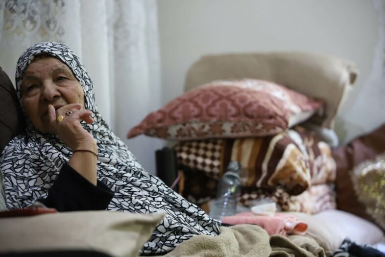 Habsa Abu Srour est assise chez elle dans le camp et raconte comment sa famille a été déportée de son village lors de la Nakba de 1948. (Photo : Malik Hamamra / Mondoweiss) Camp de réfugiés d’Aida, Palestine occupée, mai 2023.