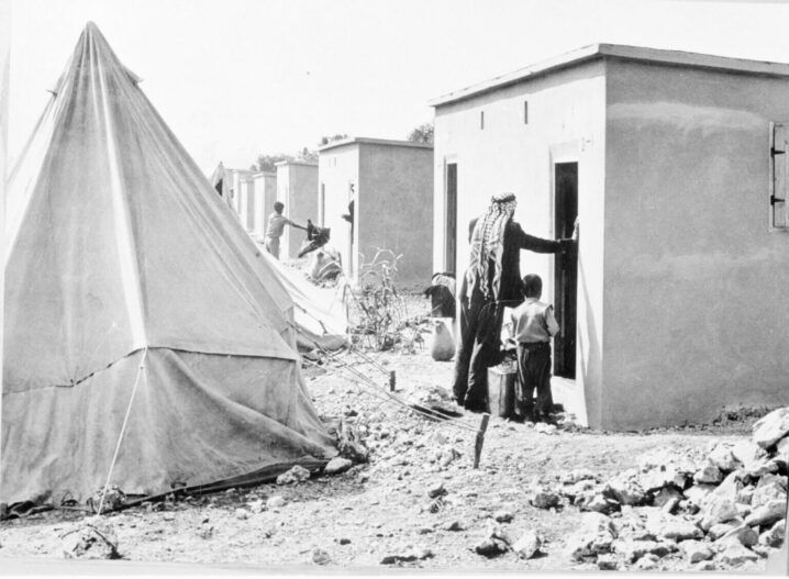 Après la neuvième année passée sous des tentes depuis la Nakba, en 1948, quelque 1 050 réfugiés du camp d’Aida furent convoqués à un centre de distribution afin de prendre livraison des clefs de leurs nouveaux abris faits de parpaings en béton. (Photo : © 1959 UNRWA Archive / Jack Madvo) 