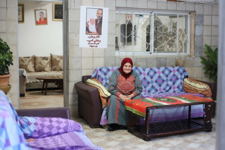 Mazyouna Abu Srour est assise devant sa maison dans le camp de réfugiés d'Aïda. Le fils de Mazyouna, Nasser, est emprisonné en Israël depuis 32 ans. (Malik Hamamra/Mondoweiss) Camp de réfugiés d'Aïda, Cisjordanie occupée, mai 2023.