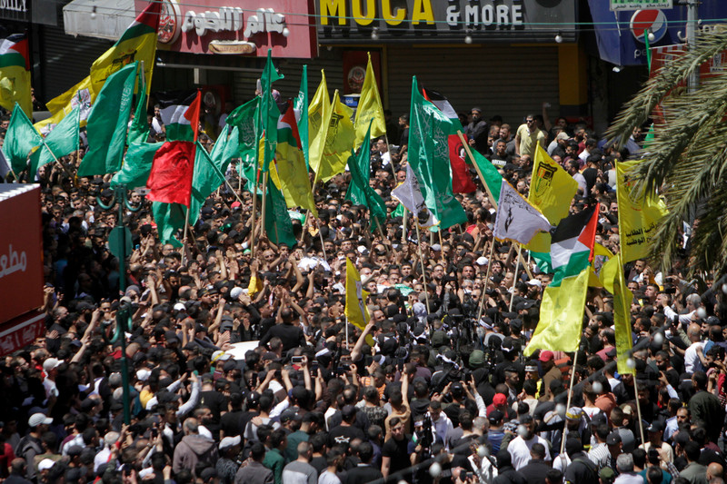 4 mai 2023. Les Palestiniens ont organisé des funérailles de masse pour les trois combattants des Brigades Qassam tués au cours d’un raid israélien à Naplouse.