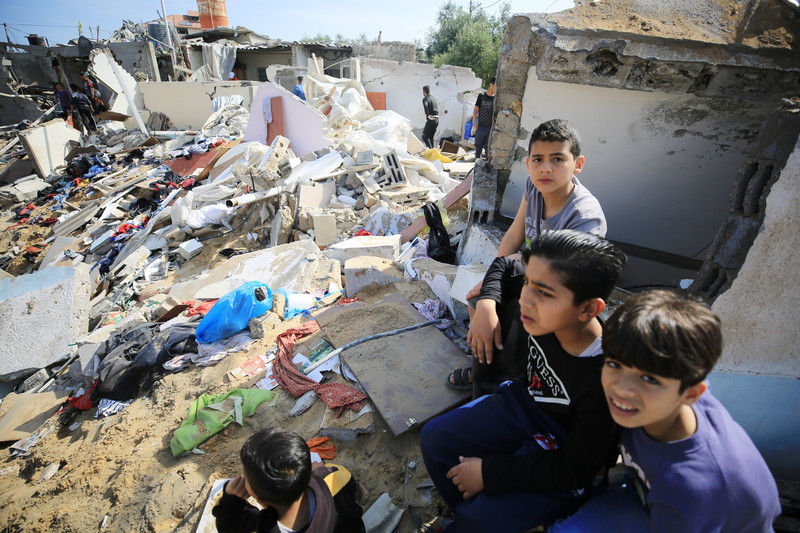 Des enfants devant les destructions provoquées au camp de réfugiés de Nuseirat lors de la dernière agression israélienne contre Gaza.