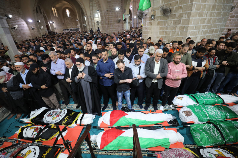 Les enfants assument le poids des attaques israéliennes qui ciblent les maisons de Gaza. 9 mai. Des gens en deuil assistent aux funérailles des Palestiniens tués lors des frappes aériennes israéliennes contre la mosquée al-Omari à Gaza. 