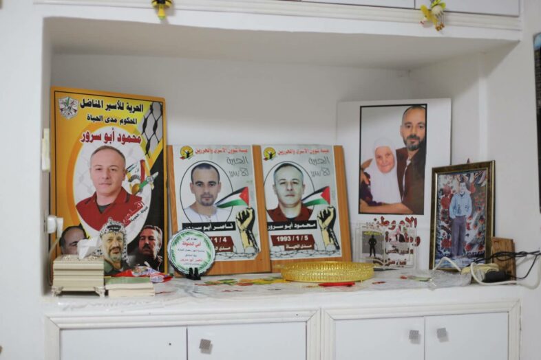 Des photos de Nasser et d’un de ses proches, prisonnier lui aussi, couvrent les murs de la maison de Mazyouna Abu Srour’s home. (Photos : Mondoweiss)