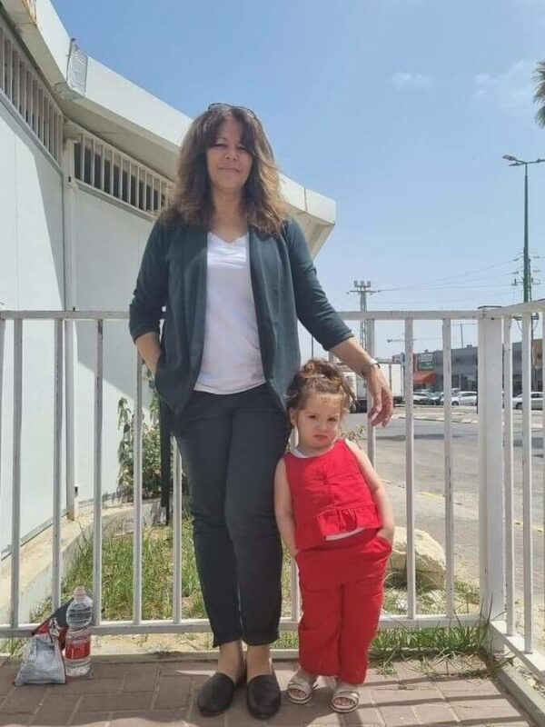 Sana’ Salameh (à gauche), épouse du prisonnier palestinien Walid Daqqah, et leur fille Milad (à droite, avant une visite à Daqqah à la prison d’Ashkelon. (Photo : Médias sociaux))