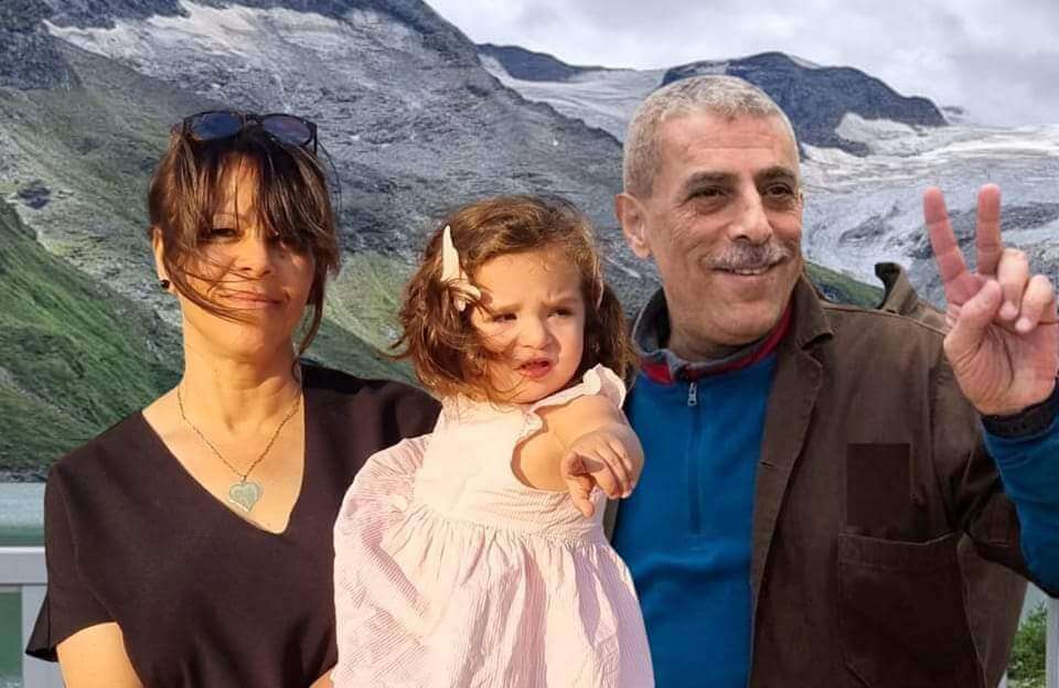 Walid Daqqah (à droite), sa fille Milad (au milieu) et sa femme Sana’ (à gauche). (Photo : avec l’aimable autorisation de la Campagne Libérez Walid Daqqah)