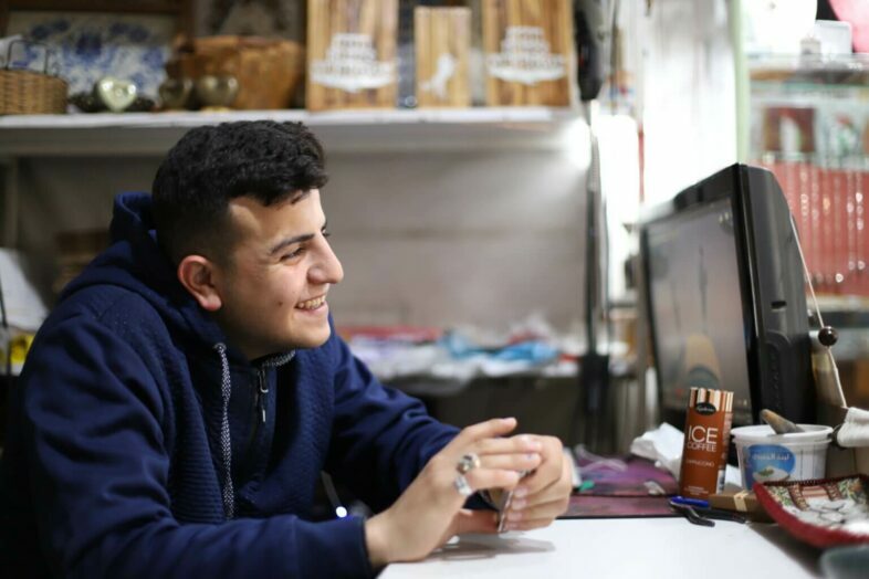 Abdelrahman « Abood » al-Waara, 20 ans, passe ses journées à travailler dans la boutique de souvenirs familiale. Abood dit que, si sa famille n’avait pas été chassée de chez elle et obligée de se réfugier, il aurait pu être fermier ou rêver d’autre chose que de la liberté. (Photo : Malik Hamamra / Mondoweiss) Camp de réfugiés d’Aida, Cisjordanie occupée, mai 2023.