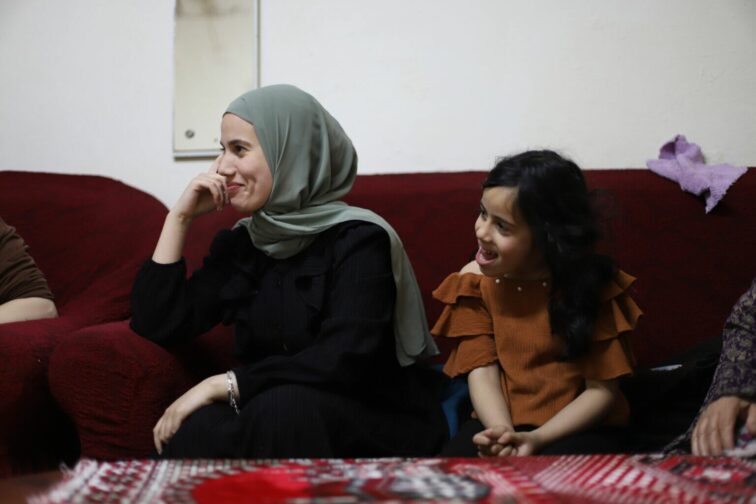 Dima Jawareesh, 19 ans, dit qu’elle et les autres filles de son âge dans le camp de réfugiés sont confrontées à des préjugés de la part des gens de la ville et de l’extérieur du camp. (Photo : Malik Hamamra/Mondoweiss) Camp de réfugiés d’Aida, Cisjordanie occupée, mai 2023. 