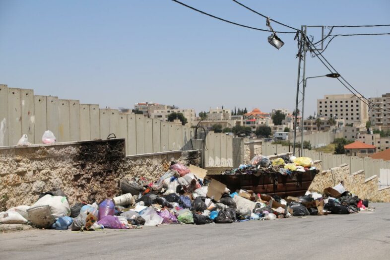 La décharge du camp de réfugiés d’Aida déborde, surtout depuis que les travailleurs sanitaires employés par l’UNRWA se sont mis en grève contre les bas salaires et l’absence de sécurité de l’emploi. (Photo : Malik Hamamra / Mondoweiss) Camp de réfugiés d’Aida, Cisjordanie occupée, mai 2023. 