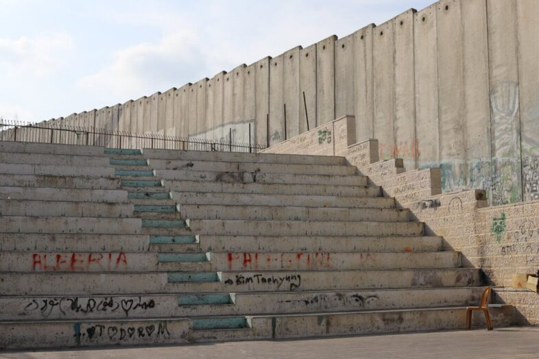 Le mur de l’apartheid israélien court sur toute la longueur du camp de réfugiés d’Aida. (Photo : Malik Hamamra / Mondoweiss) Camp de réfugiés d’Aida, Cisjordanie occupée, mai 2023.