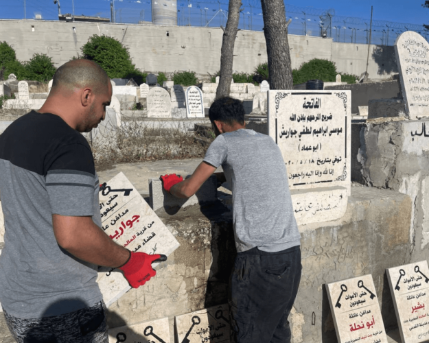 Sur les tombes des réfugiés palestiniens du camp d’Aida, les résidents du camp placent des pierres tombales sur lesquelles on peut lire : « Même les morts retourneront ». (Photo : PNN