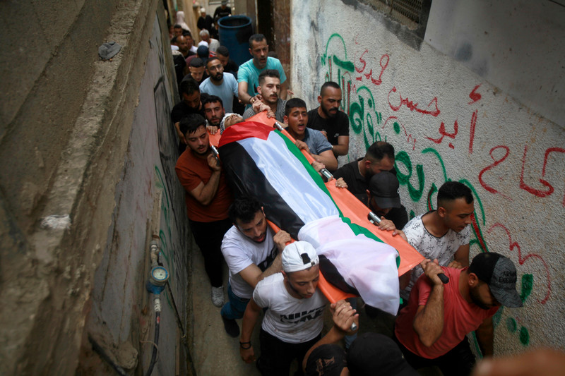 15 juin 2023. Des Palestiniens portent la dépouille mortelle de Khalil Yahya Anis, 20 ans, lors de ses funérailles au camp de réfugiés d’Al-Ain, non loin de Naplouse, en Cisjordanie.