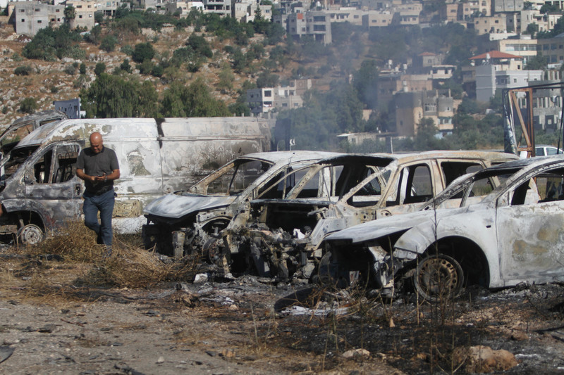 Des voitures incendiées par les colons à al-Lubban al-Gharbi, près de Ramallah, en Cisjordanie, le 21 juin. 