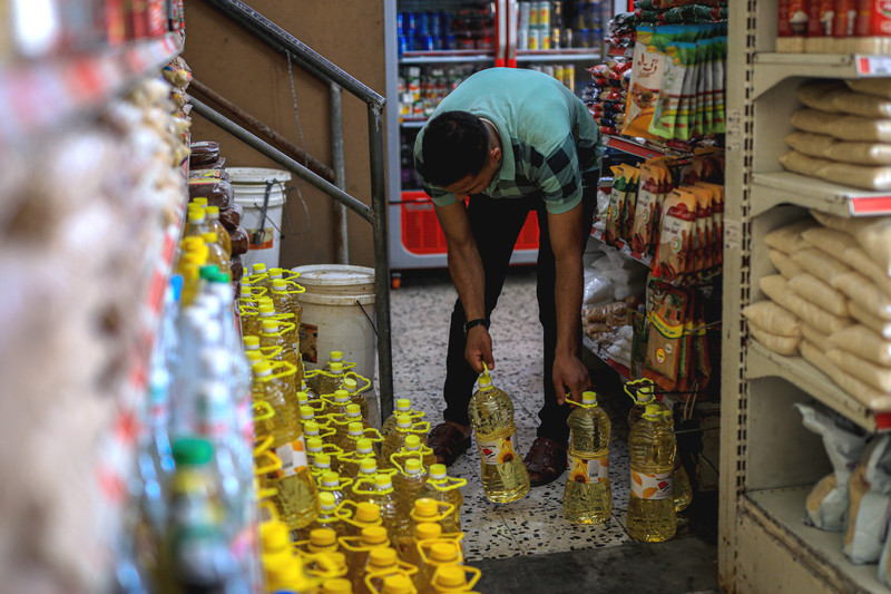 Ahmad al-Baba gère un supermarché, où bien des clients utilisaient les bons du PAM pour acheter leurs denrées. (Photo : Mohammed Salem)