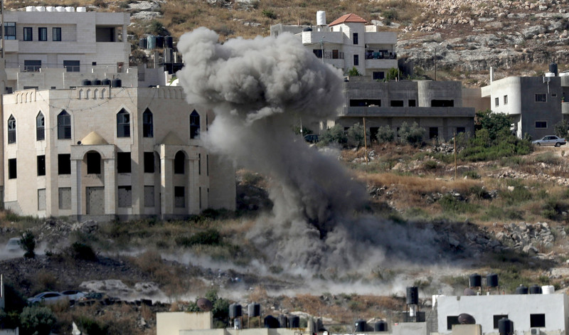 De la fumée s’élève d’une explosion lors d’un raid de l’armée israélienne à Jénine, en Cisjordanie, le 19 juin.