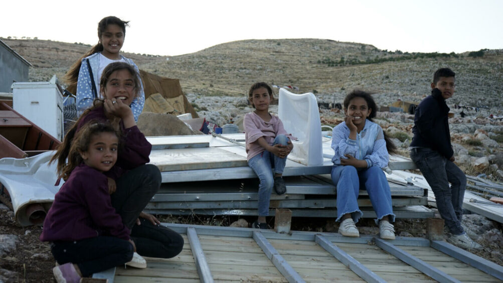 Des enfants de la communauté Ka’abneh se rassemblent autour des collines d’al-Mughayyir après leur expulsion d’Ein Samiya, la veille, par les forces et les colons israéliens. (Photo : Majd Darwish / Mondoweiss, 25 mai 2023)