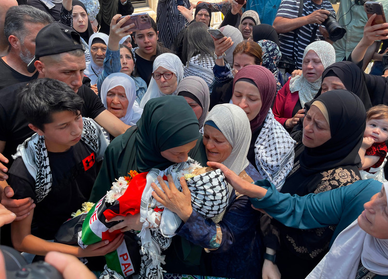 Le patron de l’ONU encourage Israël à tuer encore plus d’enfants palestiniens. 6 juin 2023, Nabi Saleh, Cisjordanie occupée. Des gens en deuil portent le corps de Muhammad al-Tamimi lors de ses funérailles. L’enfant en bas âge est décédé la veille des blessures qu’il avait subies lorsque l’armée israélienne avait tiré sur la voiture de sa famille, le 1er juin, le blessant lui et son père.