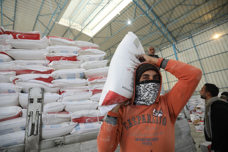 Le personnel de l’UNRWA prépare des rations alimentaires pour les réfugiés à Gaza, en janvier 2022. 