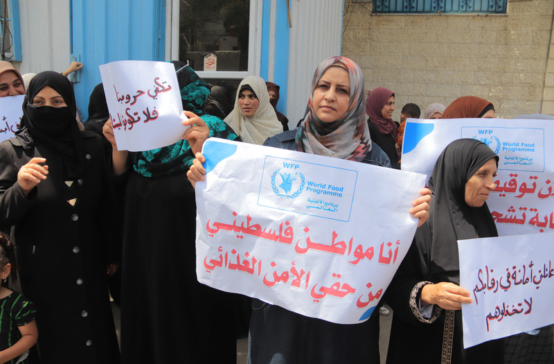 Les bénéficiaires du Programme alimentaire mondial protestent contre les restrictions de l’aide devant les bureaux du Programme de développement de l’ONU, à Gaza, le 21 mai dernier.