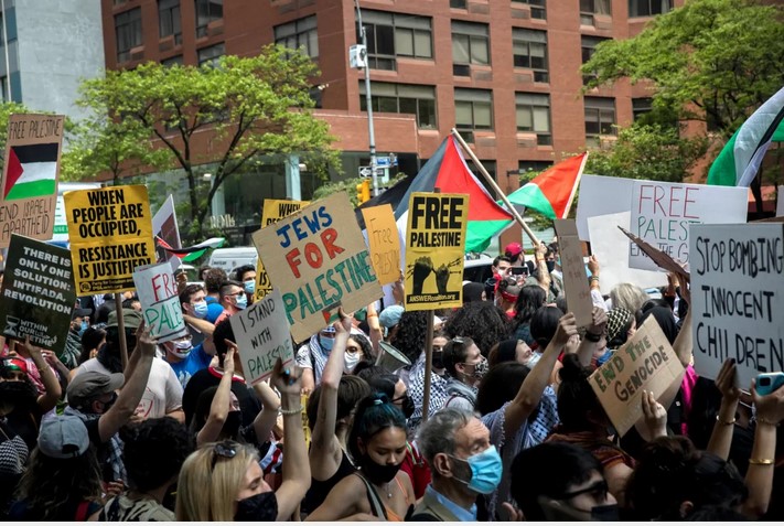 Manifestation devant l’ambassade israélienne à New-York pour protester contre les attaques israéliennes sur Gaza, mai 2021
