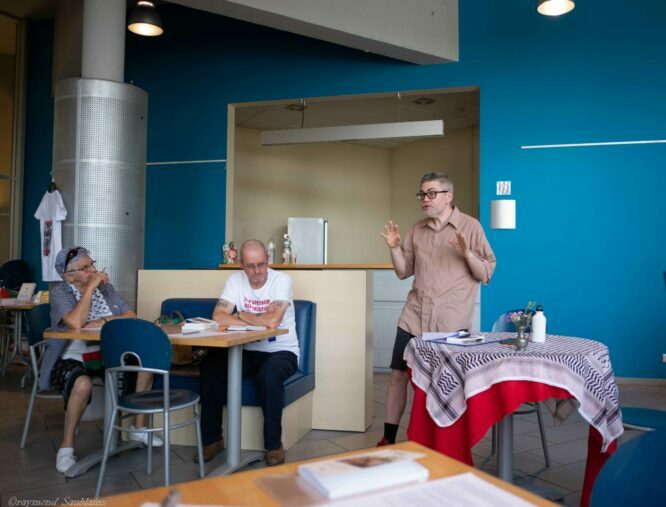 David Cronin lors d'une séance d'info sur les liens entre la Belgique et l'armement israélien. (Photo : Raymond Saublains)