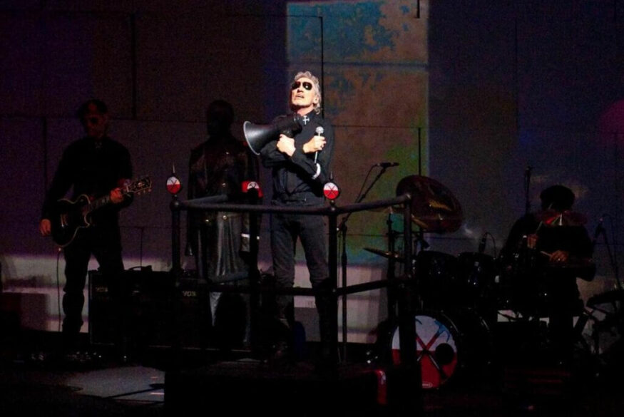 Roger Waters interprétant sur scène l’album de Pink Floyd, « The Wall », en 2011. Dans le cadre de ce spectacle, il a l’habitude de se vêtir de tenues fascistes en guise de commentaire politique. 