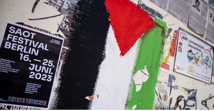 « Selon le Berliner Zeitung, les services de sécurité de l’État allemand ont ouvert une enquête sur l’incident ainsi que sur la destruction de biens publics, qualifiant d’‘antisémite’ la diffusion d’affiches de prisonniers palestiniens dans le quartier de Neukölln. » -- Samidoun (Photo : Samidoun)