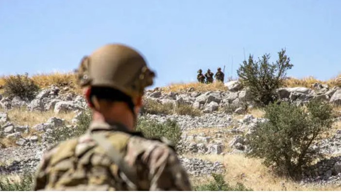 Israël et le Liban sont-ils au bord d’une nouvelle guerre totale ? Un soldat de l’armée libanaise à Kfarshuba dans le sud du Liban regarde de son côté de la frontière alors que des soldats israéliens se tiennent en face dans les hauteurs du Golan annexées par Israël, le 20 juillet 2023