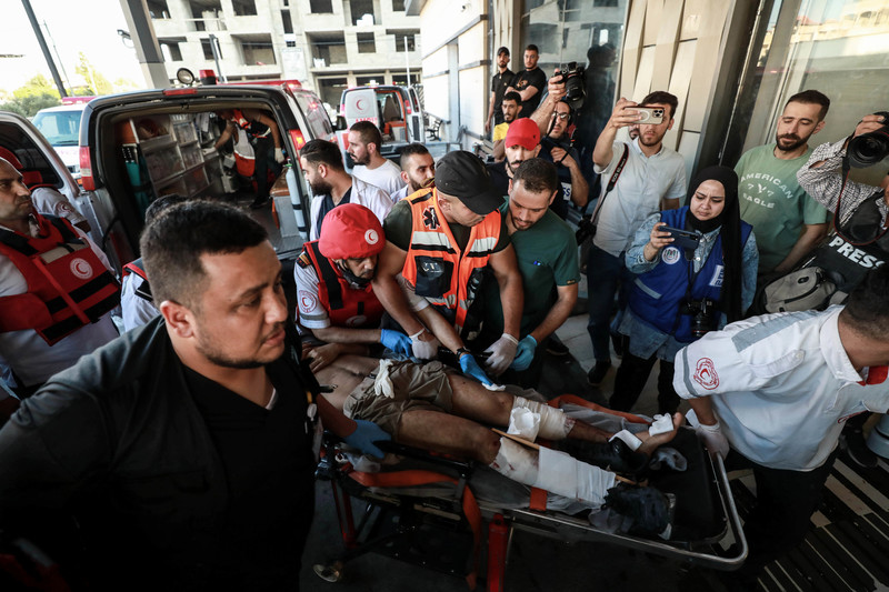 Jénine, 3 juillet. Des paramédicaux transportent vers un hôpital un Palestinien blessé dans les confrontations armées lors de l’invasion militaire israélienne