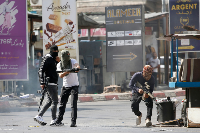 Le 3 juillet, des Palestiniens armés affrontent l’armée israélienne en pleine offensive militaire à Jénine