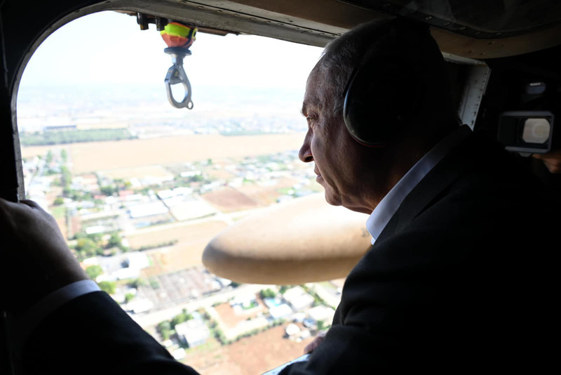 Le 4 juillet, le Premier ministre israélien Benjamin Netanyahou observe les alentours de Jénine à bord d’un hélicoptère.