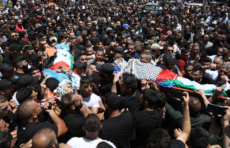 Le 7 juillet, des Palestiniens portent les corps de deux des leurs, tués par les troupes israéliennes à Naplouse dans le nord de la Cisjordanie