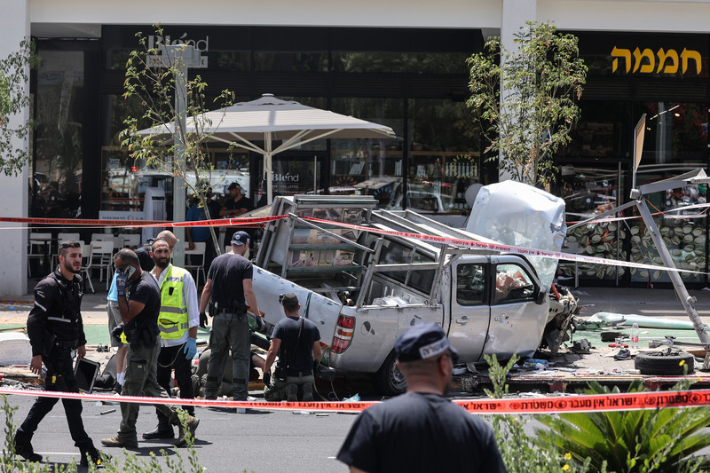 Le personnel israélien inspecte le site d’un attentat à la voiture-bélier et d’une attaque au couteau à Tel-Aviv, le 4 juillet.