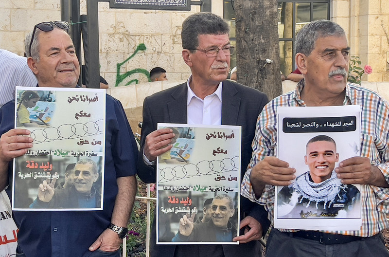 À Ramallah, des Palestiniens participent à une manifestation de solidarité avec les prisonniers des prisons israéliennes et avec un conscrit de la police égyptienne, Muhammad Salah, qui a tué trois soldats israéliens à la frontière égyptienne